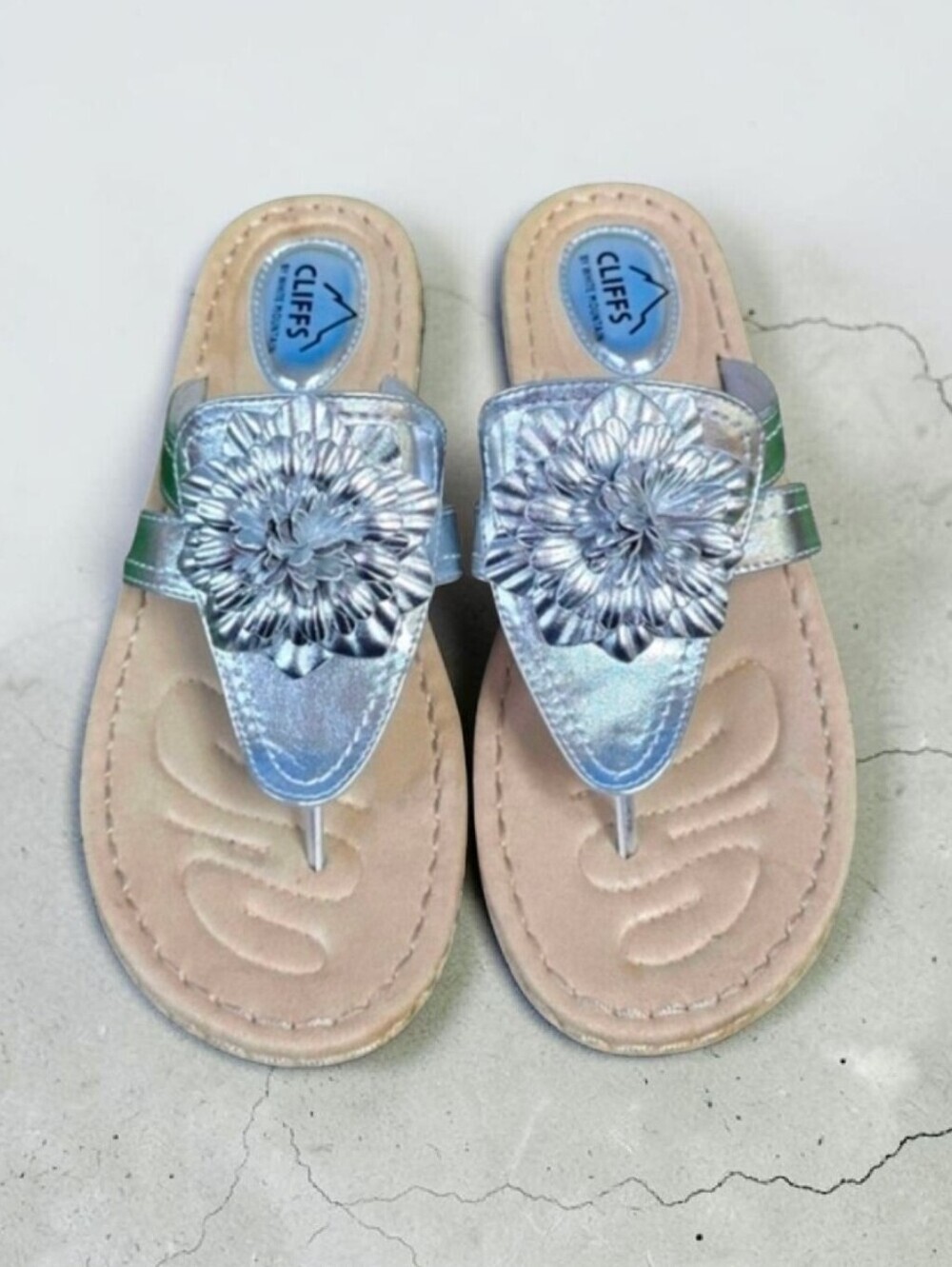 CLIFFS by WHITE MOUNTAIN | CASSIA MINI WEDGE FLORAL APPLIQUE THONG SANDALS
